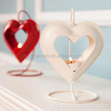 Love Heart yang popular tergantung pada batang lilin besi tempa